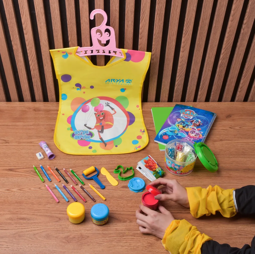 بسته لوازم تحریر آریا مدل جعبه خلاقیت مهدکودکی ها مجموعه 6 عددی به همراه هدیه