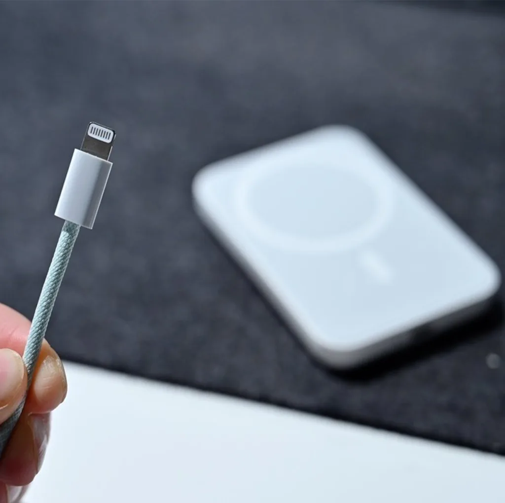 پاوربانک مدل MagSafe ظرفیت 1460 میلی آمپر ساعت