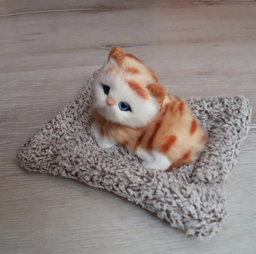 عروسک مدل  گربه خوابیده روی تشک کد 02 طول 20 سانتی متر
