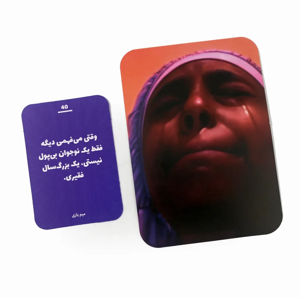 بازی فکری کارتی دورهمی با جمع‌آوری امتیاز، مناسب 2 تا 6 نفر، با مدت بازی کمتر از یک ساعت و درجه سختی آسان، مدل میم بازی شادی آوران