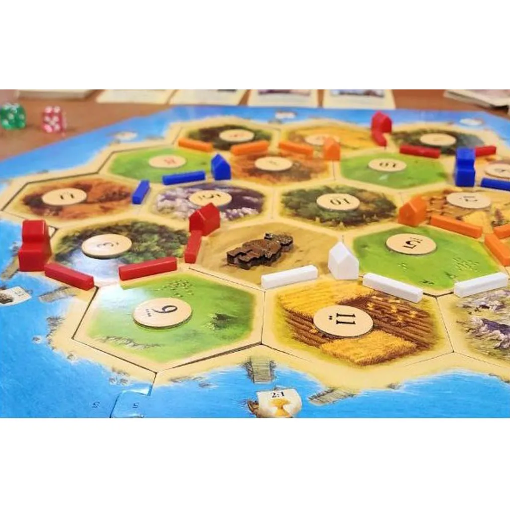 بازی فکری استراتژی مهاجران کاتان Catan، مناسب نوجوان و بزرگسال، 2 تا 4 نفره، درجه سختی آسان، مدت زمان کمتر از یک ساعت، شامل ساخت جاده، خانه و شهر با مبادله منابع و برنامه‌ریزی استراتژیک