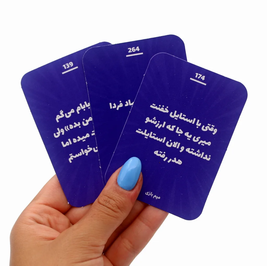 بازی فکری کارتی دورهمی با جمع‌آوری امتیاز، مناسب 2 تا 6 نفر، با مدت بازی کمتر از یک ساعت و درجه سختی آسان، مدل میم بازی شادی آوران
