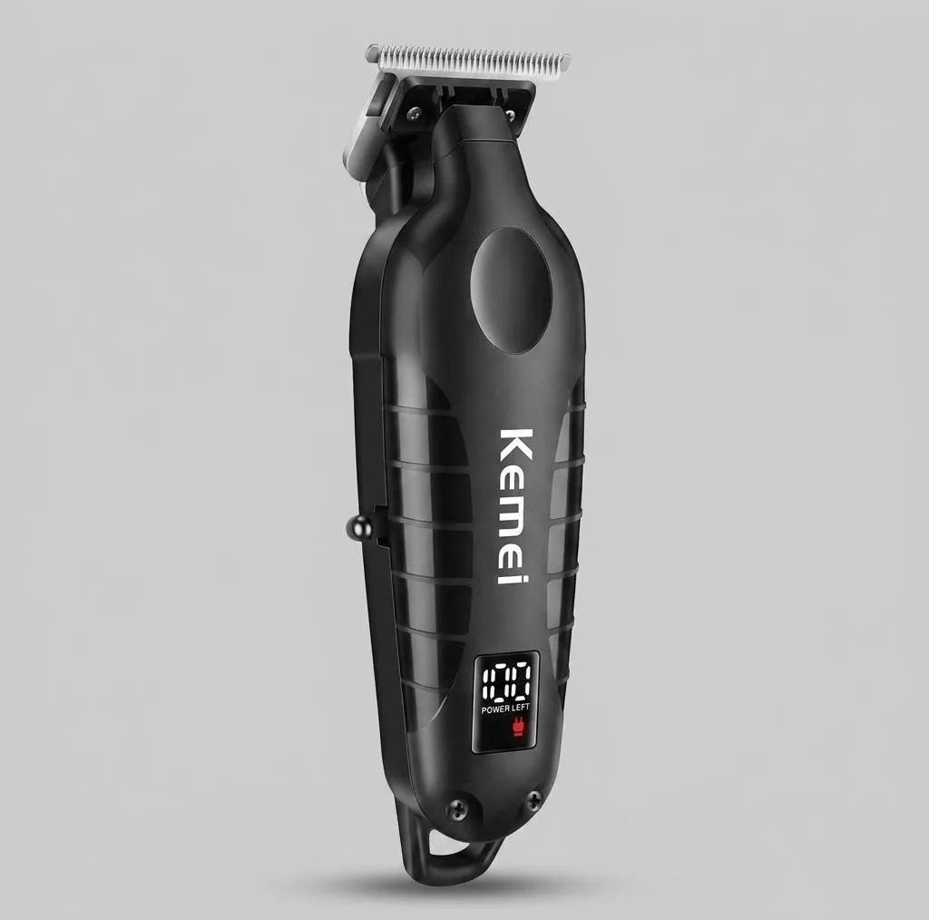 ماشین اصلاح موی سر و صورت کیمی مدل KM-2293 با تیغه کربن استیل خودتیز شونده، موتور 6000 دور در دقیقه، طراحی ارگونومیک، شانه قابل تنظیم 1 تا 3 میلی‌متر و باتری 1200 میلی‌آمپر ساعت با شارژ و عملکرد 180 دقیقه‌ای